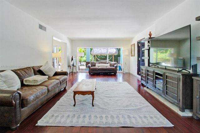 6900 SW 104th St, Pinecrest, FL 33156