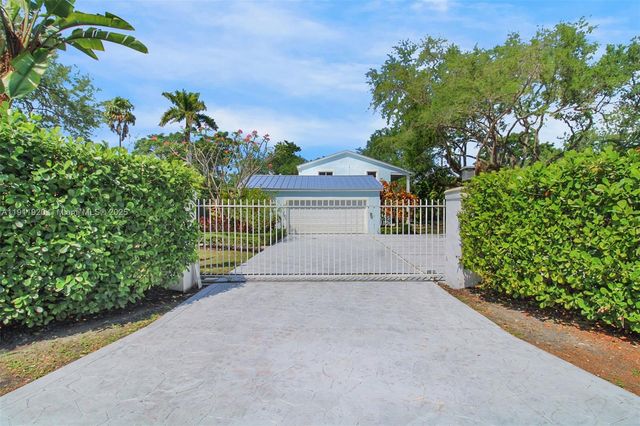 6900 SW 104th St, Pinecrest, FL 33156