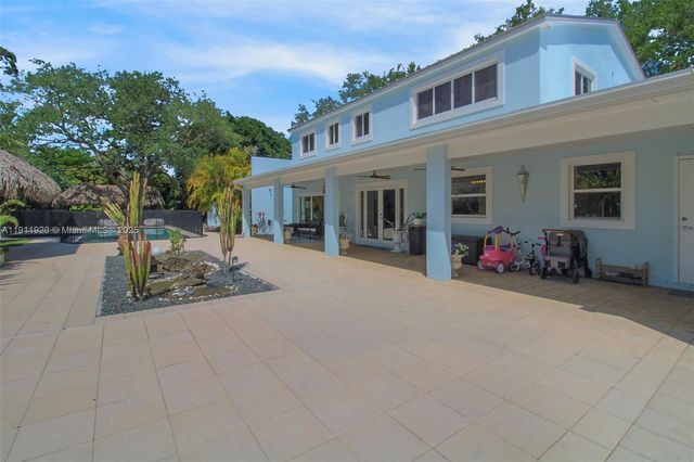 6900 SW 104th St, Pinecrest, FL 33156