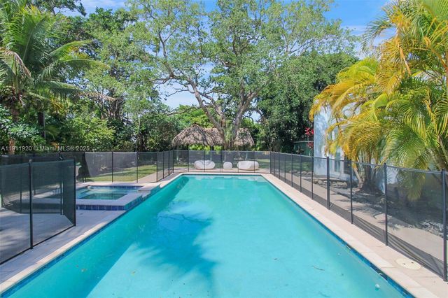 6900 SW 104th St, Pinecrest, FL 33156