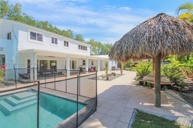 6900 SW 104th St, Pinecrest, FL 33156