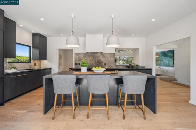 1119 Oak Hill Rd, Lafayette, CA 94549