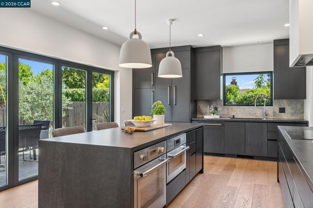 1119 Oak Hill Rd, Lafayette, CA 94549