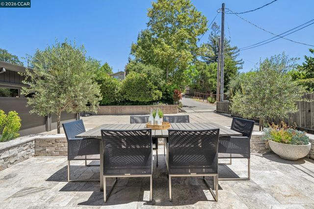 1119 Oak Hill Rd, Lafayette, CA 94549