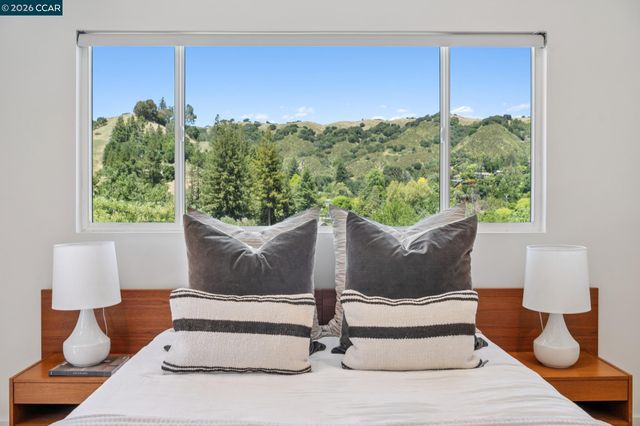 1119 Oak Hill Rd, Lafayette, CA 94549
