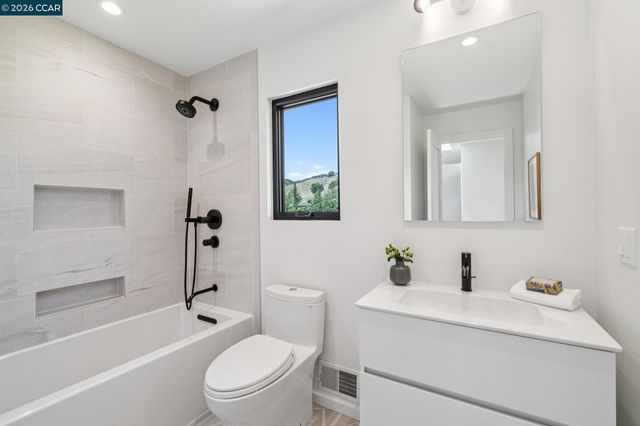 1119 Oak Hill Rd, Lafayette, CA 94549