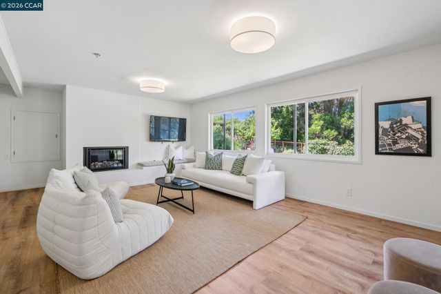 1119 Oak Hill Rd, Lafayette, CA 94549