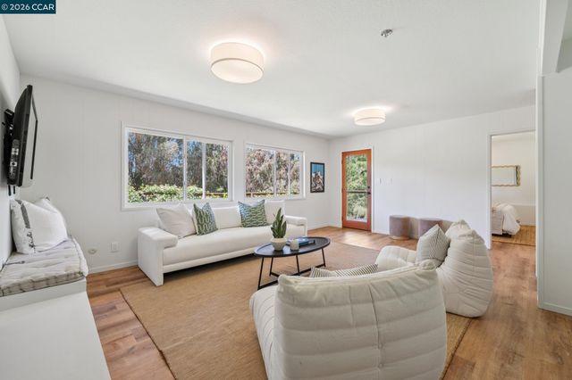 1119 Oak Hill Rd, Lafayette, CA 94549