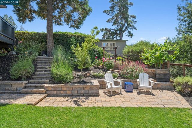 1119 Oak Hill Rd, Lafayette, CA 94549