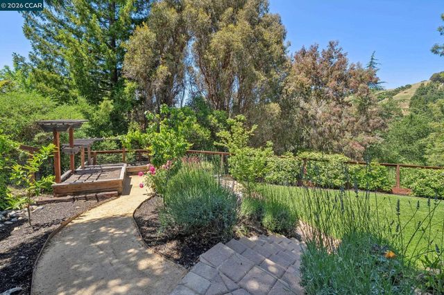 1119 Oak Hill Rd, Lafayette, CA 94549