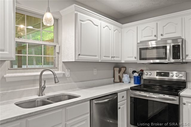 6803 Twin Springs Drive, Sellersburg, IN 47172