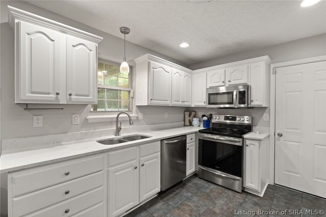 6803 Twin Springs Drive, Sellersburg, IN 47172