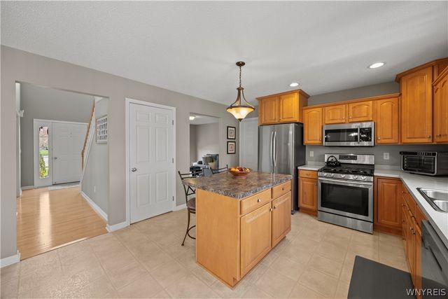 16 Buckingham Court, Lancaster, NY 14086