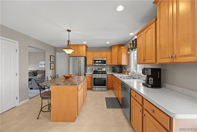 16 Buckingham Court, Lancaster, NY 14086