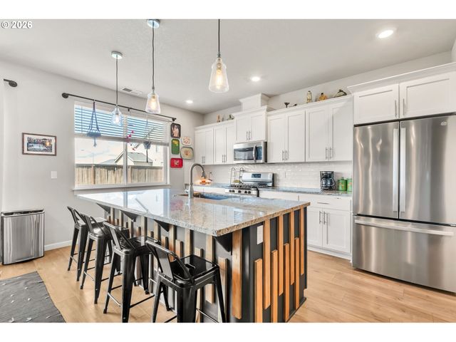 1397 FARMINGTON Dr, Junction City, OR 97448