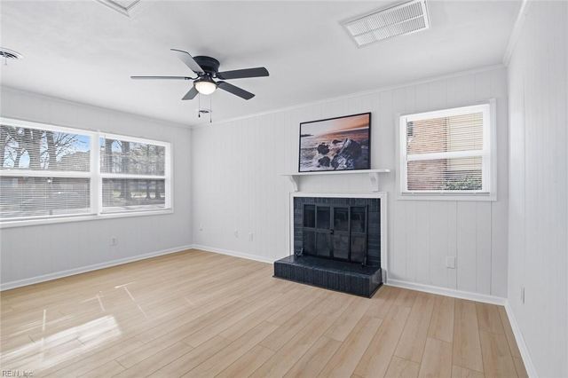 4 Dundee RD, Hampton, VA 23669