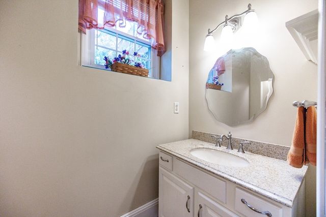 37 Oakleaf Dr, Mansfield, MA 02048