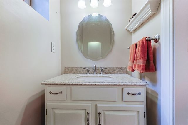 37 Oakleaf Dr, Mansfield, MA 02048