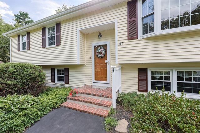 37 Oakleaf Dr, Mansfield, MA 02048
