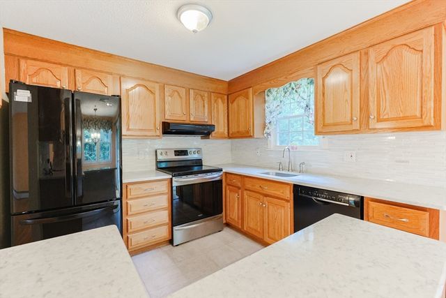 37 Oakleaf Dr, Mansfield, MA 02048
