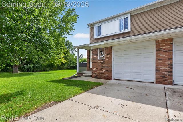 317 Hampton Court, South Lyon, MI 48178