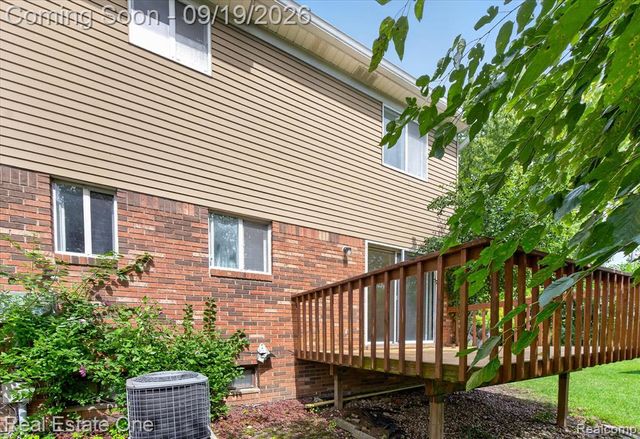 317 Hampton Court, South Lyon, MI 48178