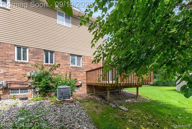 317 Hampton Court, South Lyon, MI 48178