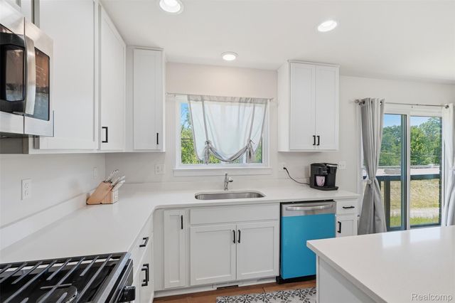 8760 Oak Ridge Trail, Westland, MI 48185