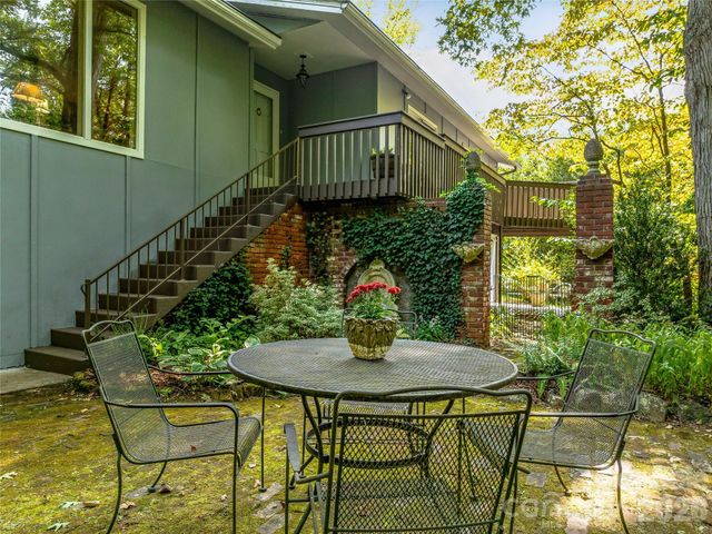 5 Hillcrest Road E, Asheville, NC 28804