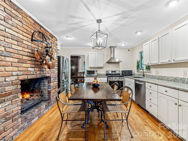 5 Hillcrest Road E, Asheville, NC 28804