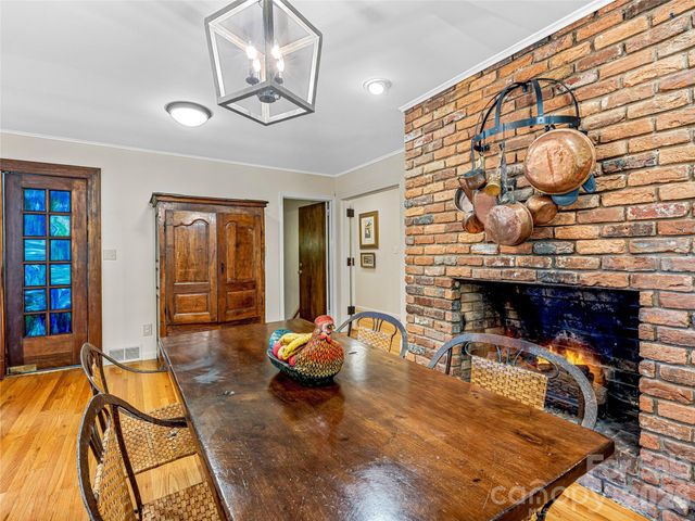 5 Hillcrest Road E, Asheville, NC 28804