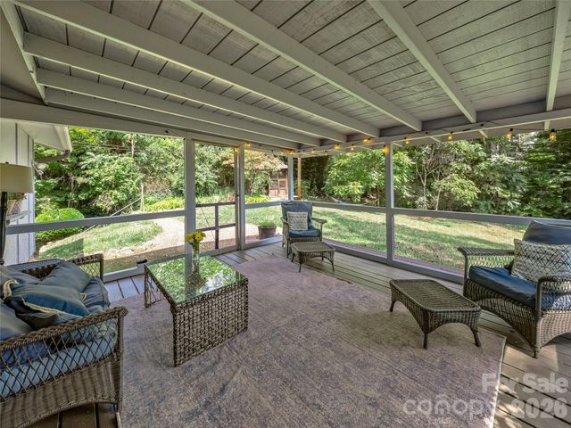 5 Hillcrest Road E, Asheville, NC 28804