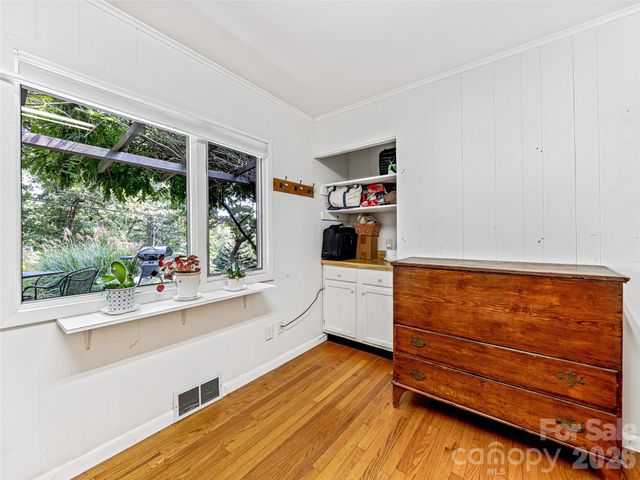 5 Hillcrest Road E, Asheville, NC 28804