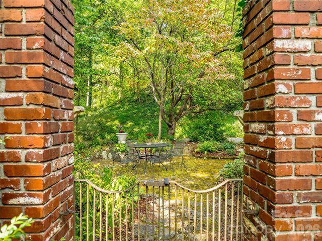 5 Hillcrest Road E, Asheville, NC 28804