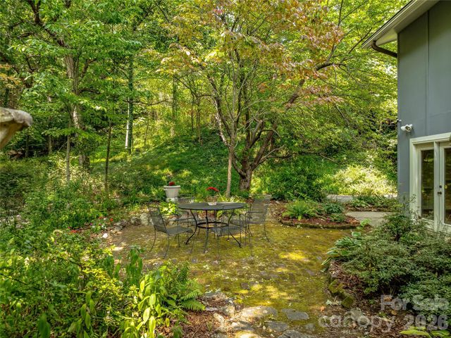 5 Hillcrest Road E, Asheville, NC 28804