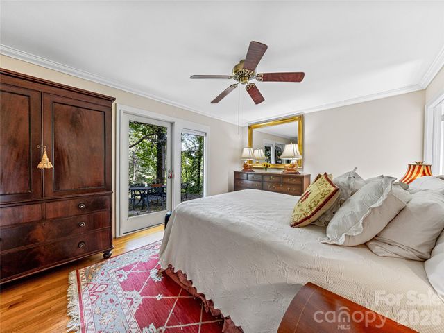 5 Hillcrest Road E, Asheville, NC 28804