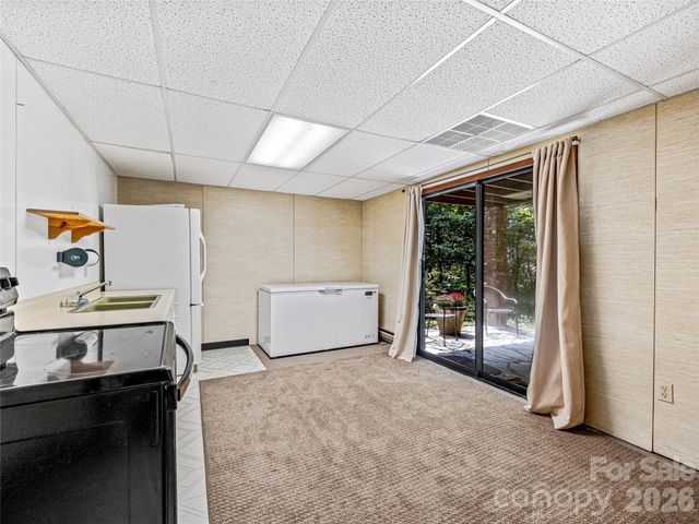 5 Hillcrest Road E, Asheville, NC 28804