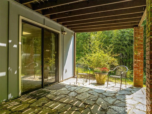 5 Hillcrest Road E, Asheville, NC 28804