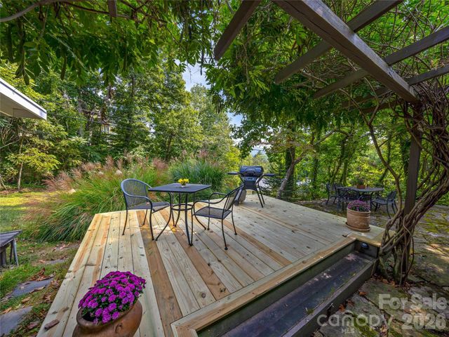 5 Hillcrest Road E, Asheville, NC 28804