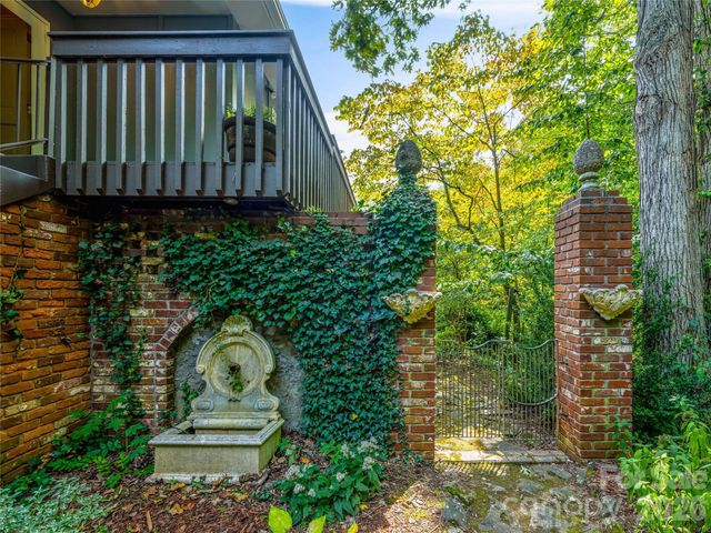5 Hillcrest Road E, Asheville, NC 28804