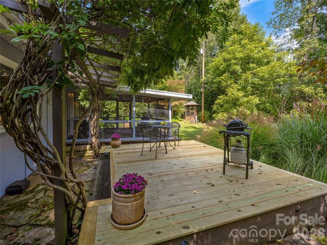 5 Hillcrest Road E, Asheville, NC 28804