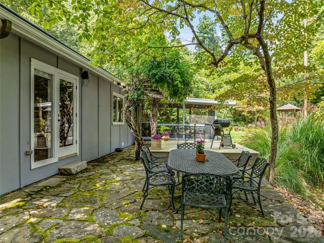 5 Hillcrest Road E, Asheville, NC 28804