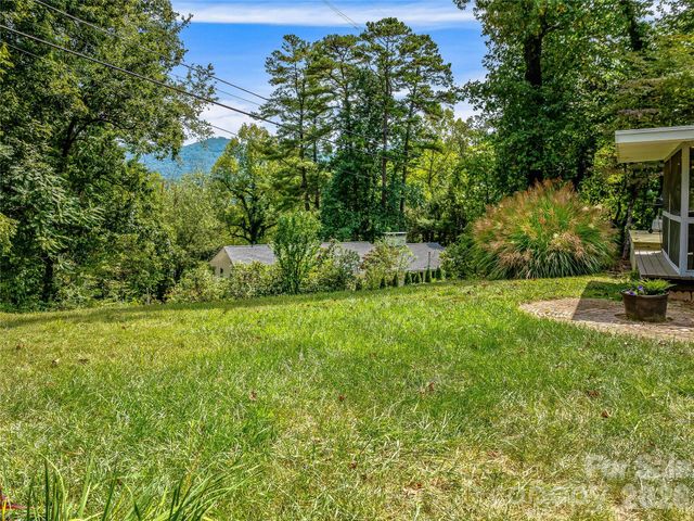 5 Hillcrest Road E, Asheville, NC 28804