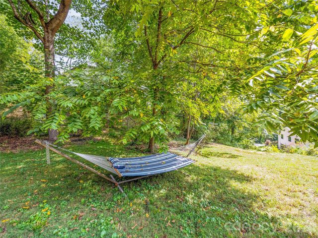 5 Hillcrest Road E, Asheville, NC 28804