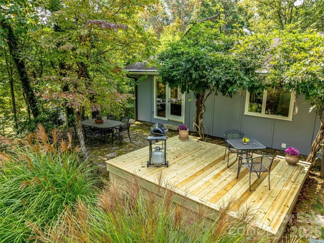 5 Hillcrest Road E, Asheville, NC 28804