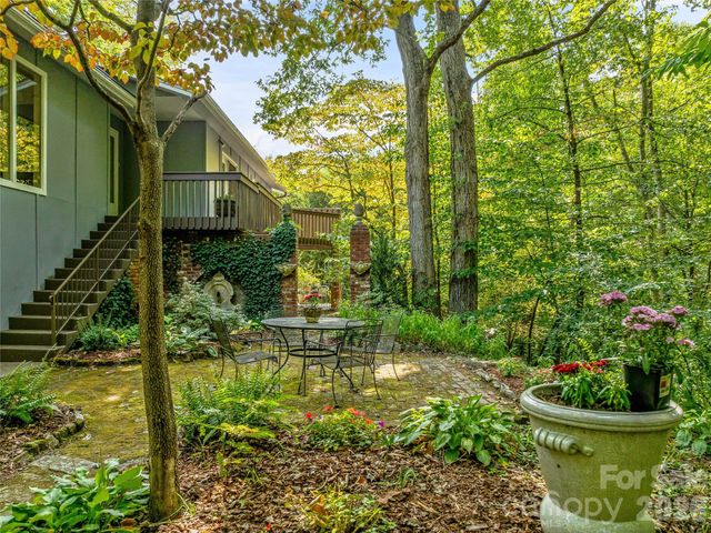 5 Hillcrest Road E, Asheville, NC 28804