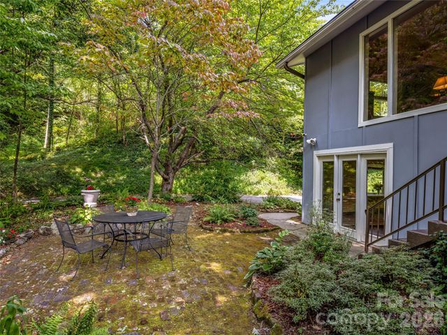 5 Hillcrest Road E, Asheville, NC 28804