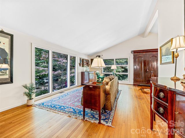 5 Hillcrest Road E, Asheville, NC 28804