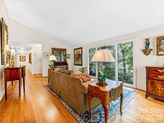 5 Hillcrest Road E, Asheville, NC 28804