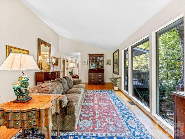 5 Hillcrest Road E, Asheville, NC 28804